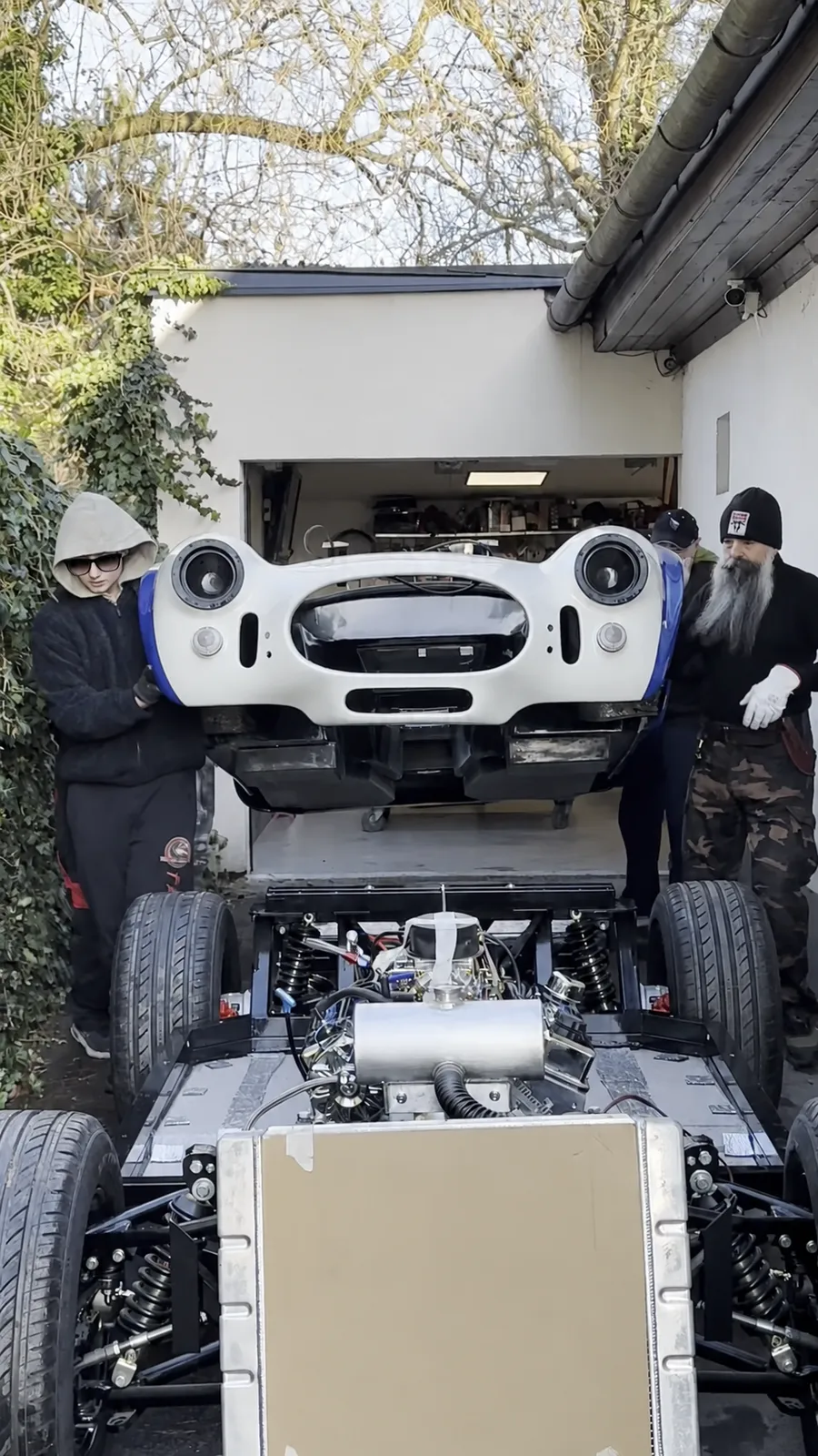 Stavba Shelby Cobra Limited Edition – nosný snímek